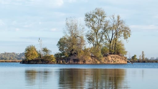 Growing up in Michigan I was always close to water, so when I moved to Missouri that is something I have missed.
As I have explored the Missouri State Park system I have been fortunate to discover a number of parks with lakes, like Wakonda State Park. When I visited the park I immediately felt at home.
#reflections #mostateparks