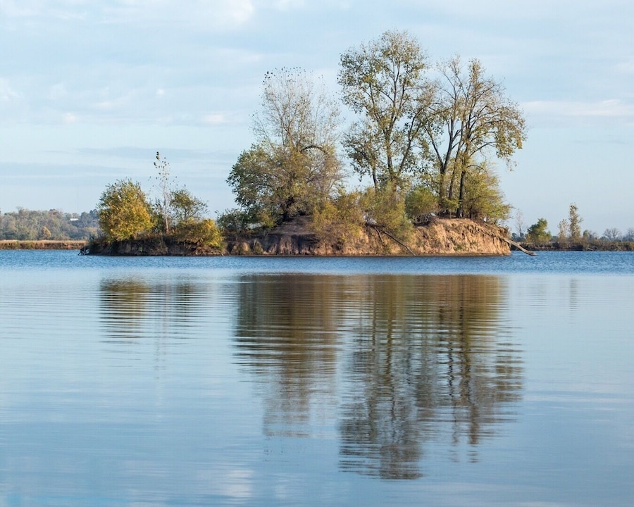 Growing up in Michigan I was always close to water, so when I moved to Missouri that is something I have missed.
As I have explored the Missouri State Park system I have been fortunate to discover a number of parks with lakes, like Wakonda State Park. When I visited the park I immediately felt at home.
#reflections #mostateparks