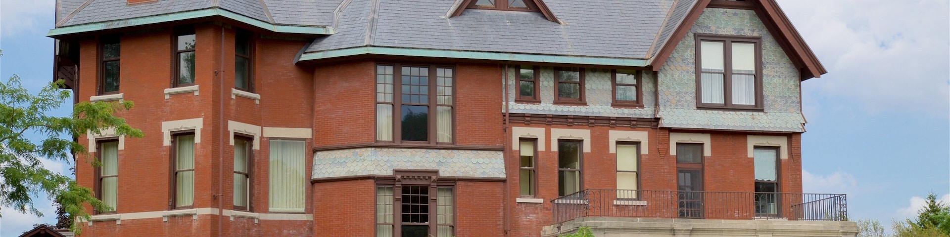 Brucemore featuring a house