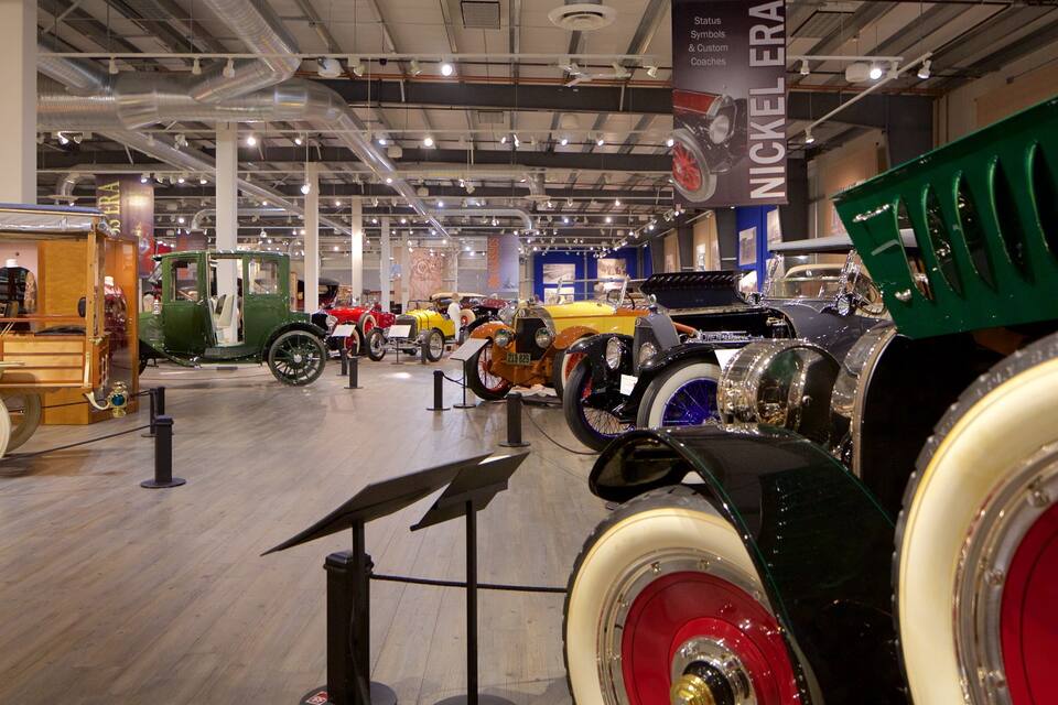 Una exposición de coches antiguos.