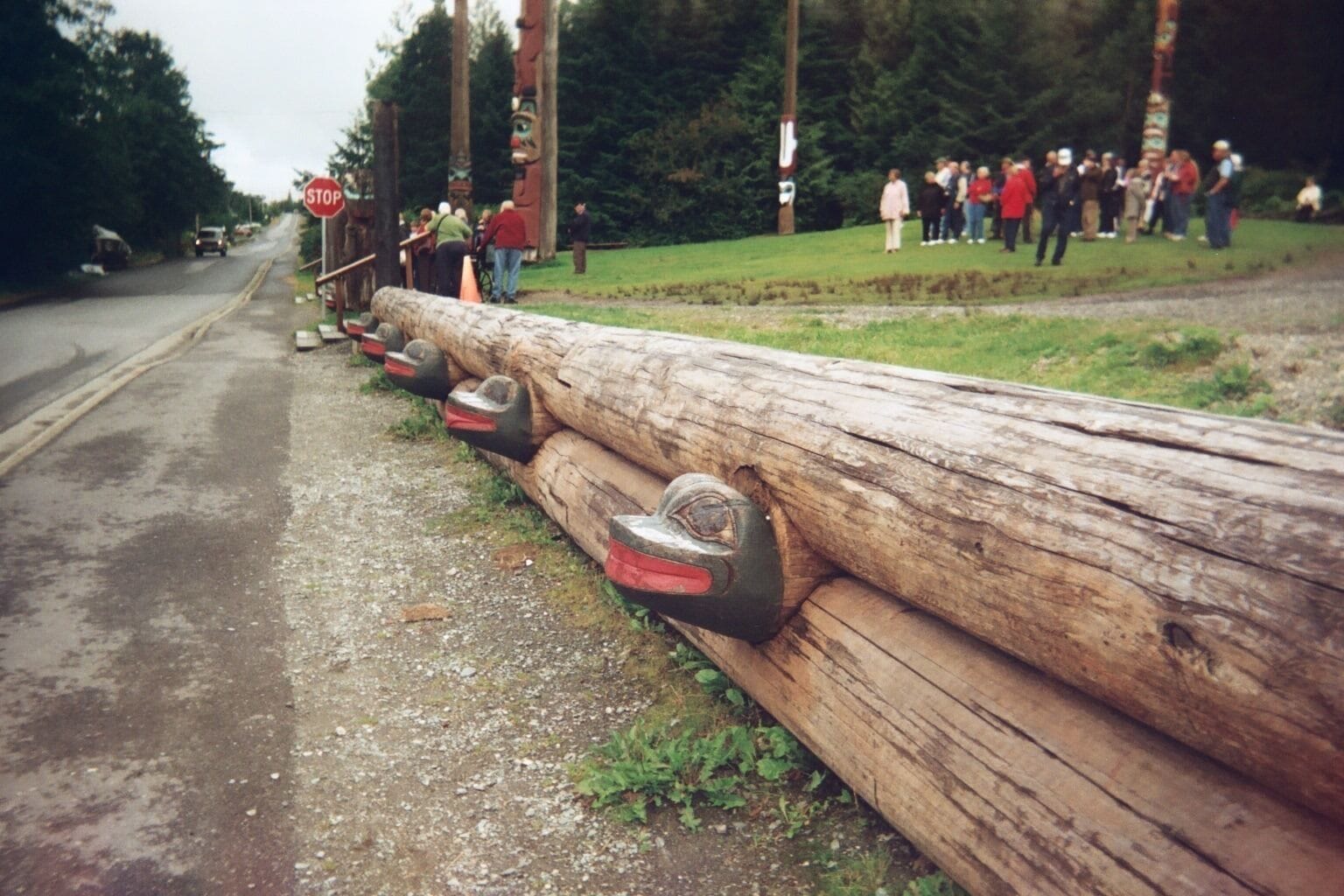 I enjoyed these heads embedded in the log fence that separated the road from the rest of the park.
https://davenotravels.blog