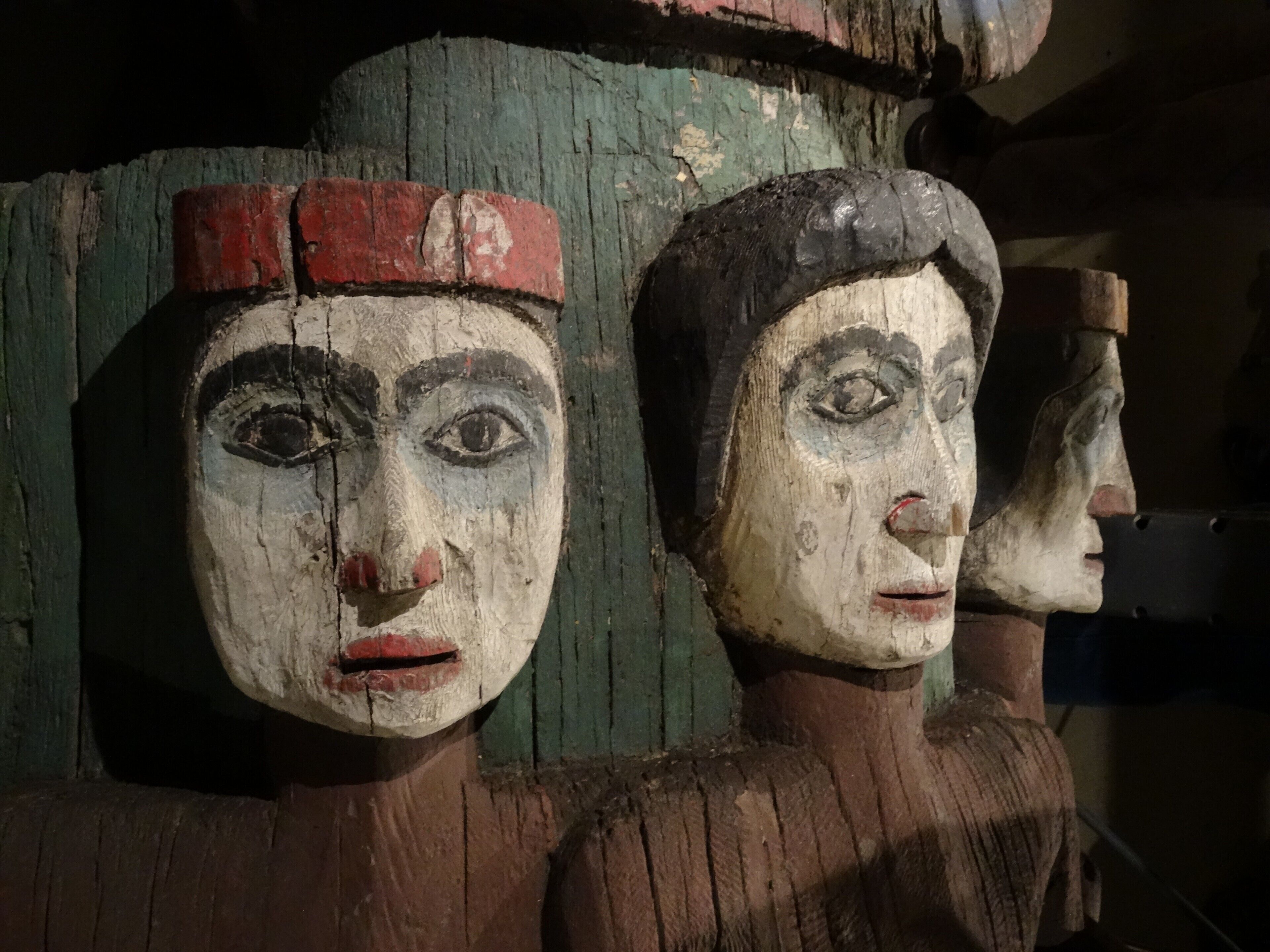 O Totem Heritage Center fica na cidade de Ketchikan e abriga uma das maiores coleções de totens não restaurados do século XIX. Há totens em exposição permanente e outros destinados a pesquisa. O museu ainda divulga a arte e os artefatos das nações Tlingit, Haida e Tsimshian através de um programa de aulas de arte  e outras atividades.

#totem #ketchikan #alaska