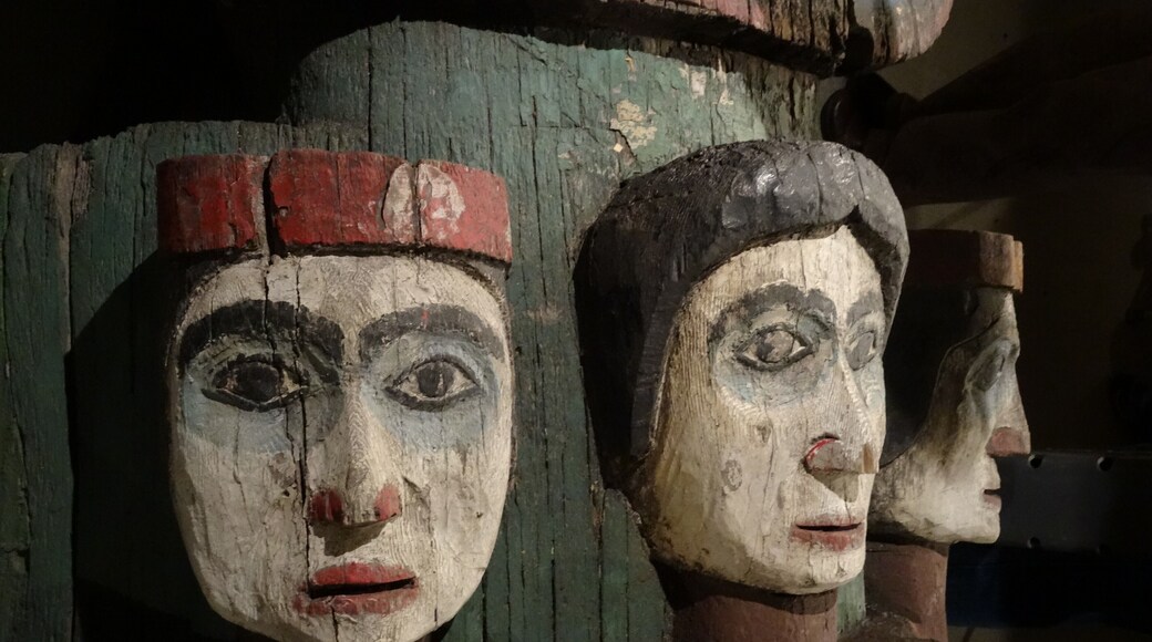 O Totem Heritage Center fica na cidade de Ketchikan e abriga uma das maiores coleções de totens não restaurados do século XIX. Há totens em exposição permanente e outros destinados a pesquisa. O museu ainda divulga a arte e os artefatos das nações Tlingit, Haida e Tsimshian através de um programa de aulas de arte e outras atividades.
#totem #ketchikan #alaska
