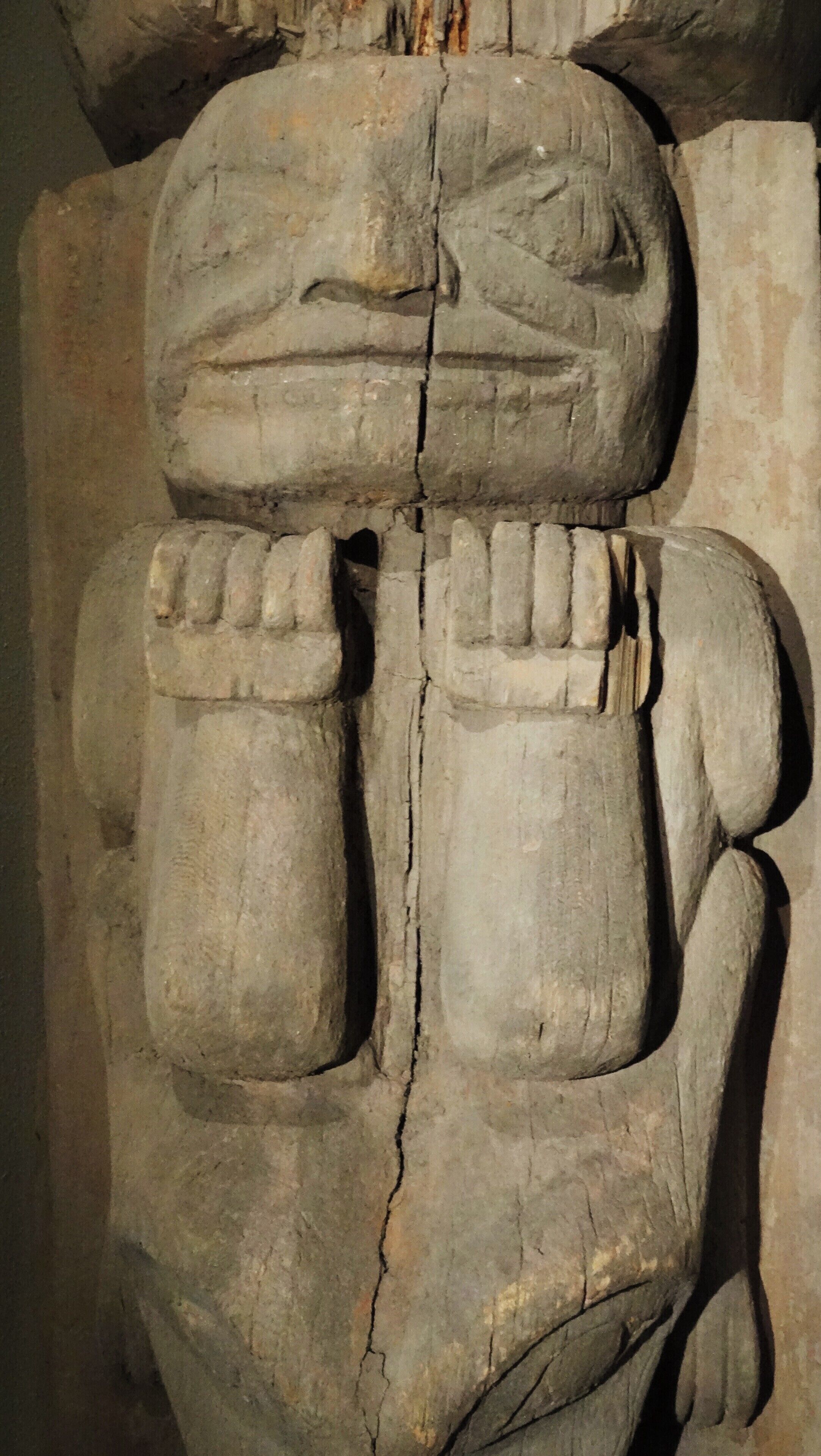 O Totem Heritage Center fica na cidade de Ketchikan e abriga uma das maiores coleções de totens não restaurados do século XIX. Há totens em exposição permanente e outros destinados a pesquisa. O museu ainda divulga a arte e os artefatos das nações Tlingit, Haida e Tsimshian através de um programa de aulas de arte  e outras atividades.

#totem #ketchikan #alaska