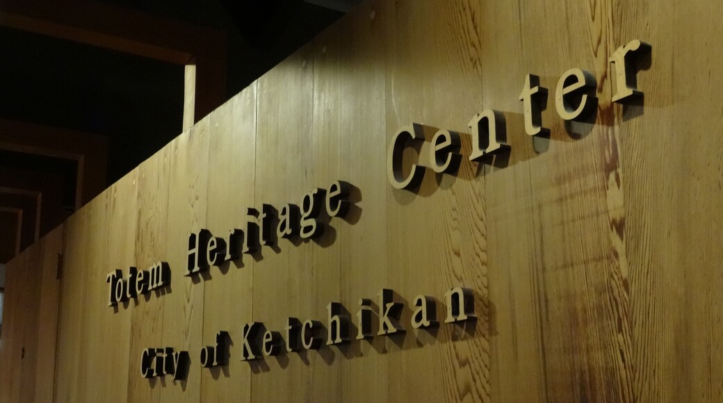 O Totem Heritage Center fica na cidade de Ketchikan e abriga uma das maiores coleções de totens não restaurados do século XIX. Há totens em exposição permanente e outros destinados a pesquisa. O museu ainda divulga a arte e os artefatos das nações Tlingit, Haida e Tsimshian através de um programa de aulas de arte e outras atividades.
#totem #ketchikan #alaska