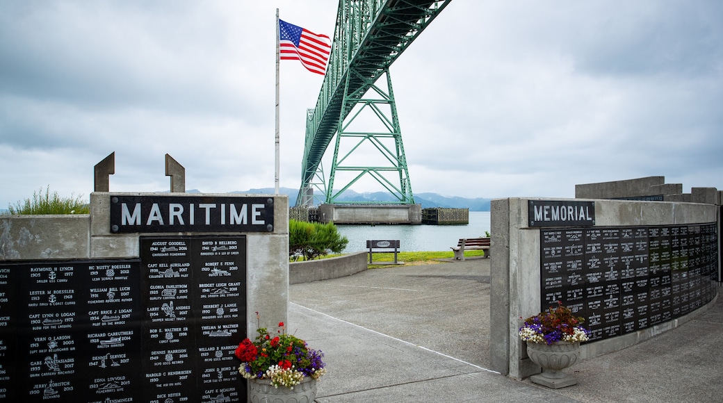 Astoria showing a bridge