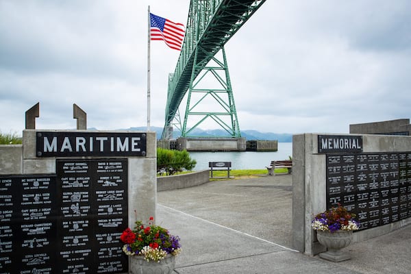 Astoria showing a bridge