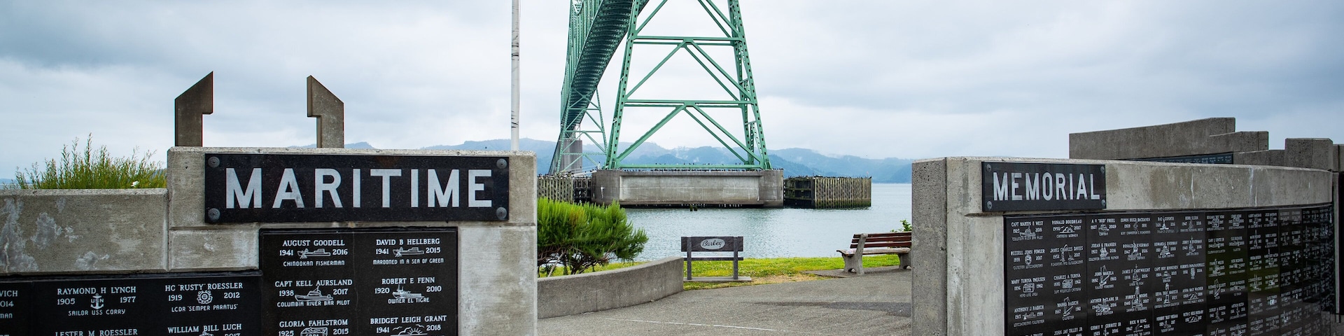 Astoria showing a bridge