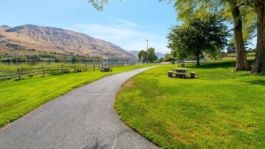 The scenic waterfront Kirby Billingsley Hydro Park along the Columbia River as it runs through East Wenatchee on Highway 28 in Chelan County, Washington State, USA.