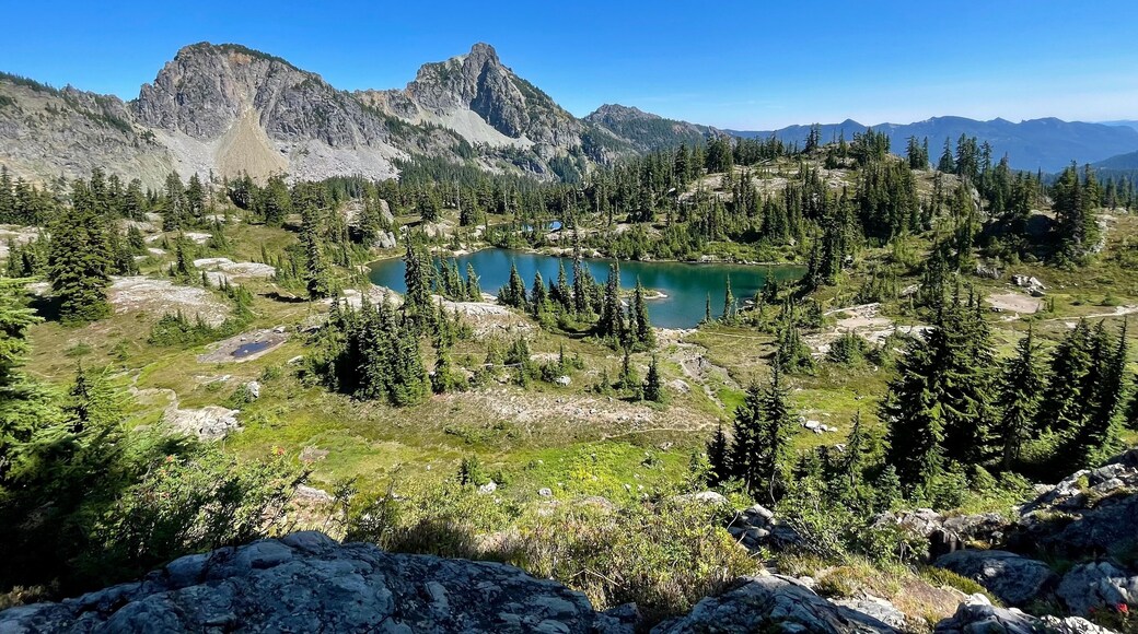 Emerald Peaks: Stunning Blue and Green Hidden Mountain Landscape