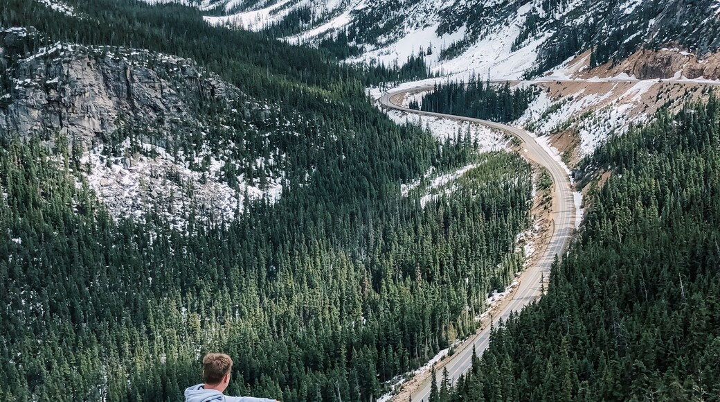 When visiting Diablo Lake, or spending a day in North Cascades, make sure to stop by this breathtaking overlook of the Washington Pass.