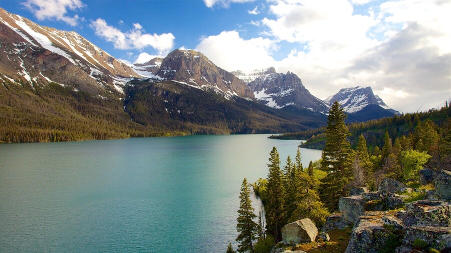 St. Mary Lake mostrando un río o arroyo, montañas y vista panorámica