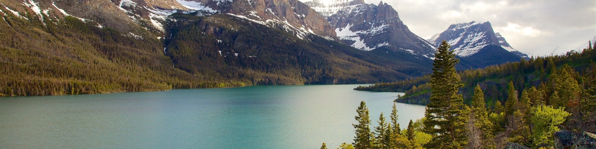 St. Mary Lake que inclui um rio ou córrego, cenas tranquilas e paisagem