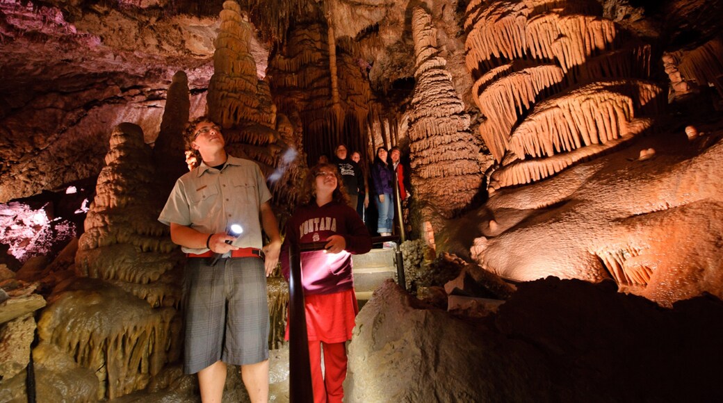 Butte que incluye cuevas