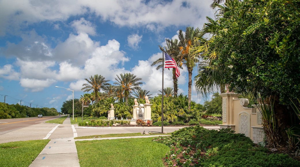 Venetian Golf and River Club showing a park