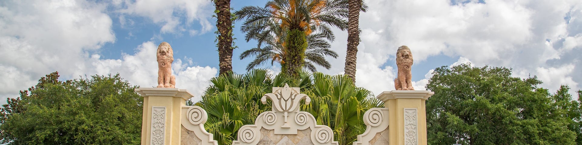 Venetian Golf and River Club which includes signage and a fountain