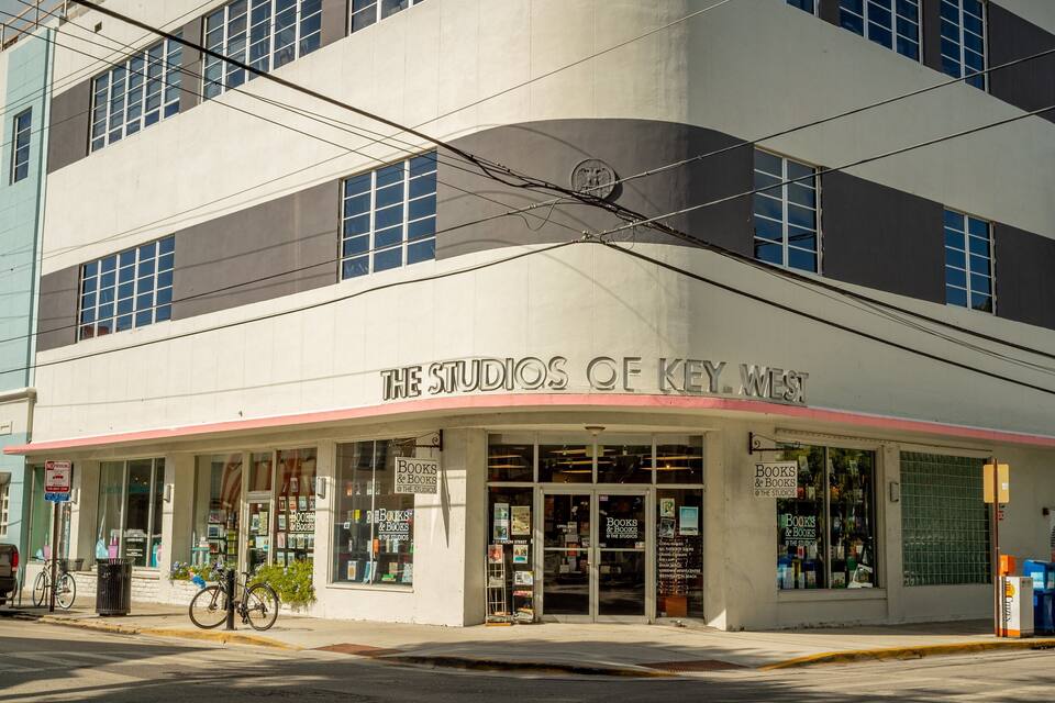 Un edifici amb un rètol que diu "The Studios of Key West" a la façana.