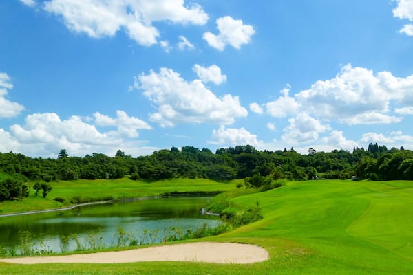 雲と青空とゴルフコース