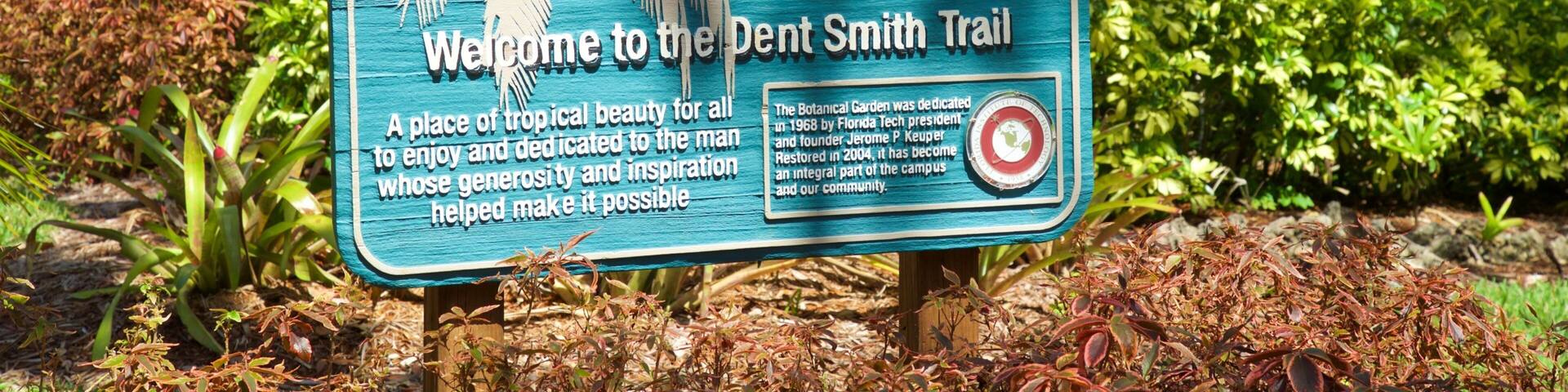A sign for the Botanical Garden welcoming visitors to the Dent Smith Trail.