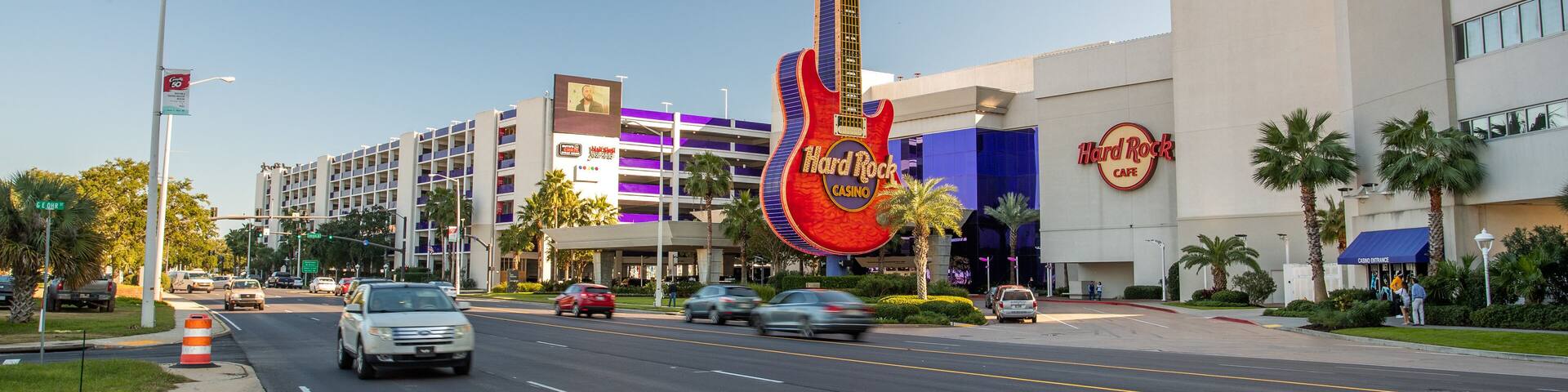 Una calle con un gran letrero con forma de guitarra y el Hard Rock Hotel and Casino.