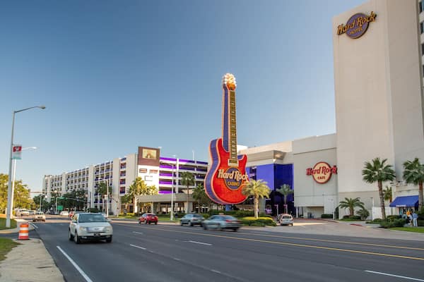 Eine Straße mit einem großen Schild in Form einer Gitarre und dem Hard Rock Hotel und Casino.