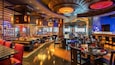 Un restaurant spacieux doté de plusieurs espaces de restauration, d’un bar et d’un espace de jeux avec des machines à sous.