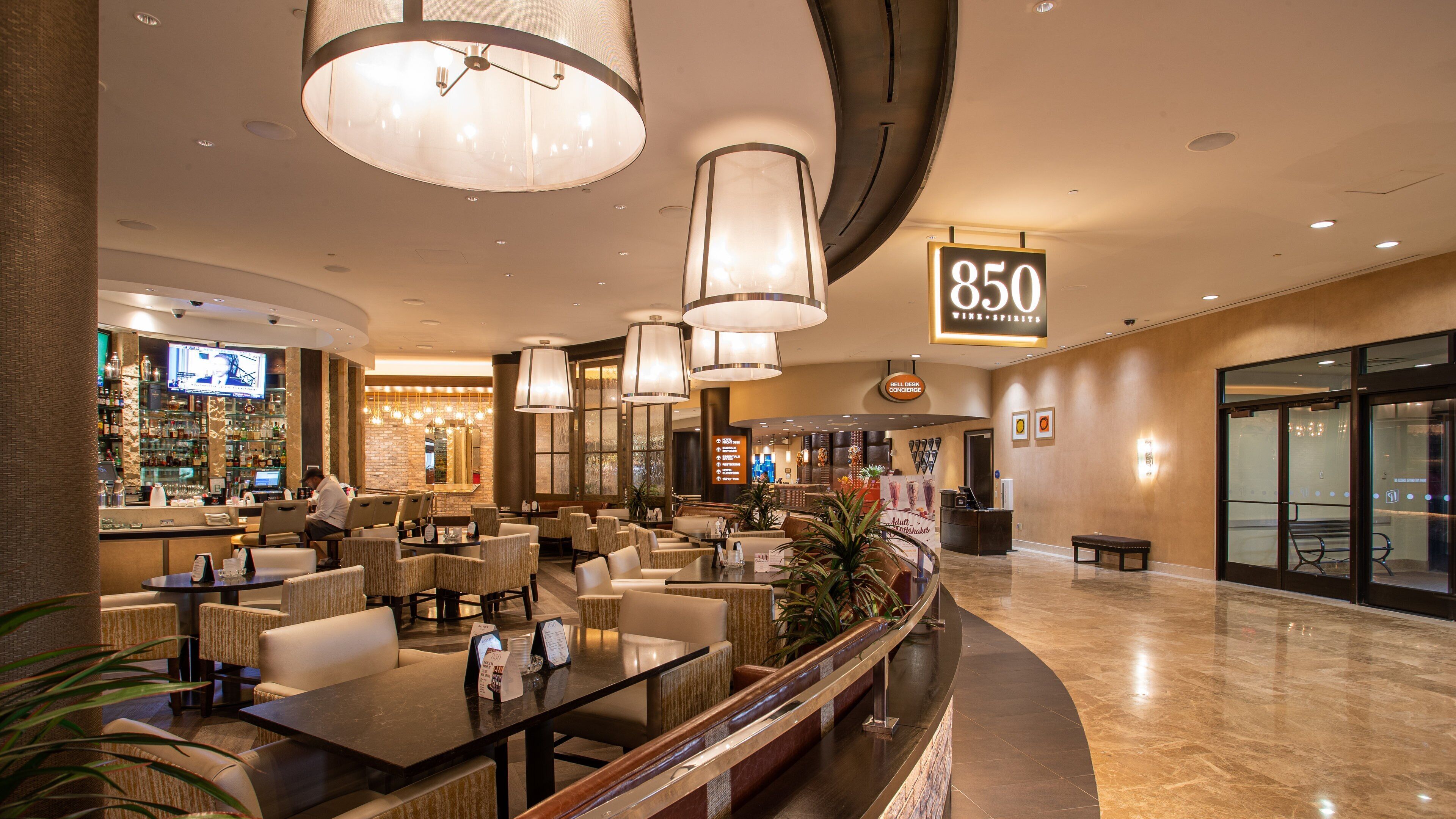 East Biloxi showing a hotel and interior views