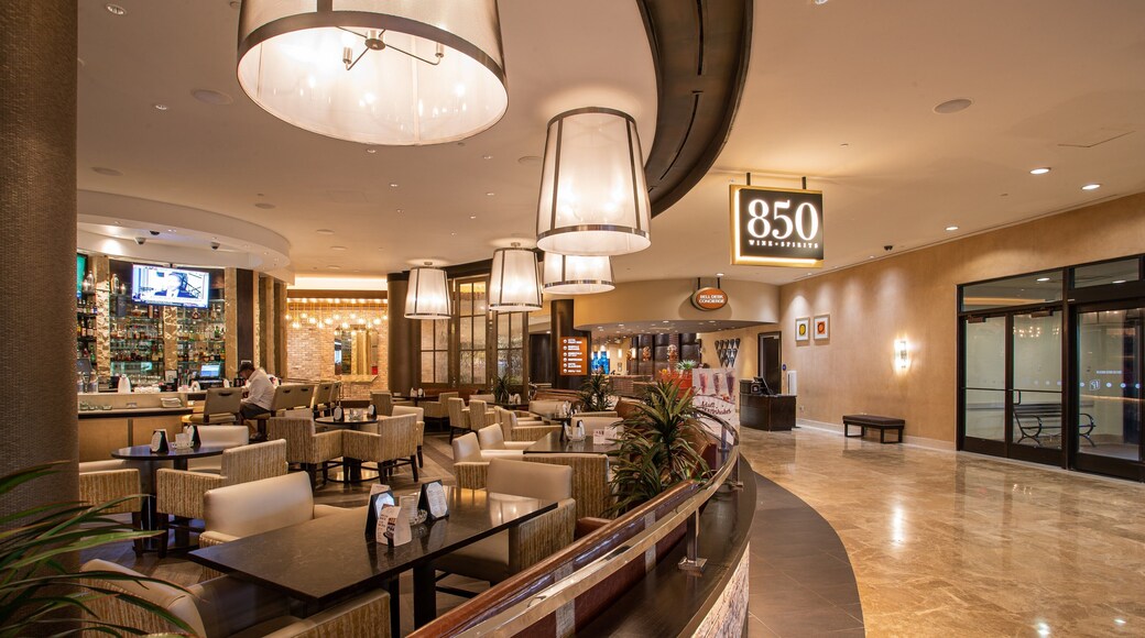 East Biloxi showing a hotel and interior views