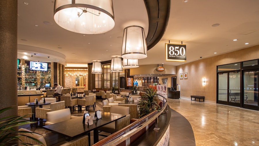 East Biloxi showing a hotel and interior views