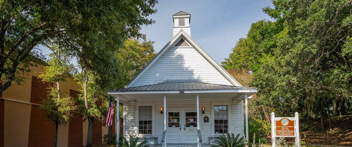 Camp Walton Schoolhouse Museum showing a house and heritage elements