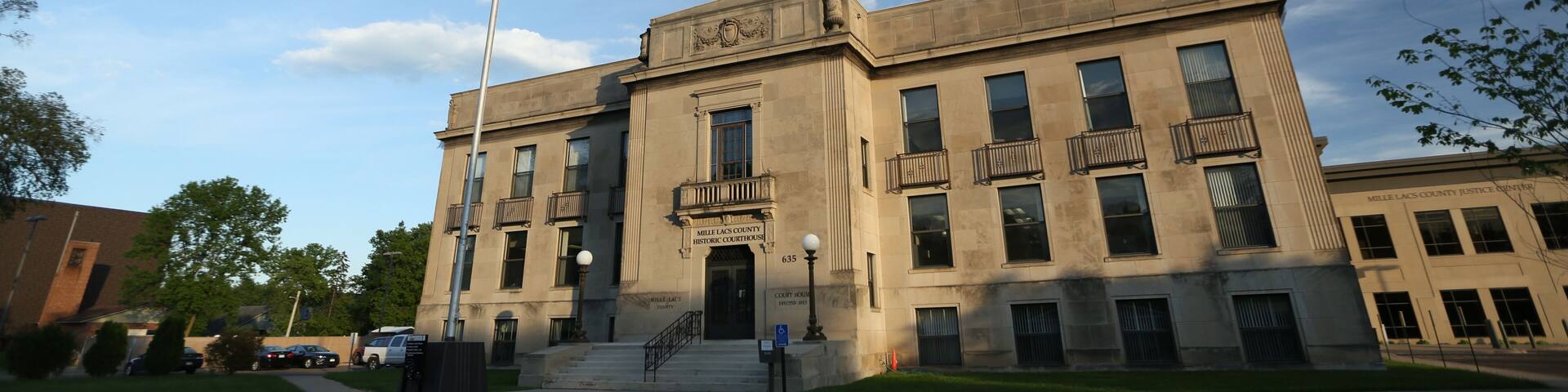 Un edificio grande e histórico con un asta de bandera destacada y un letrero que dice 'Miller County Courthouse'.