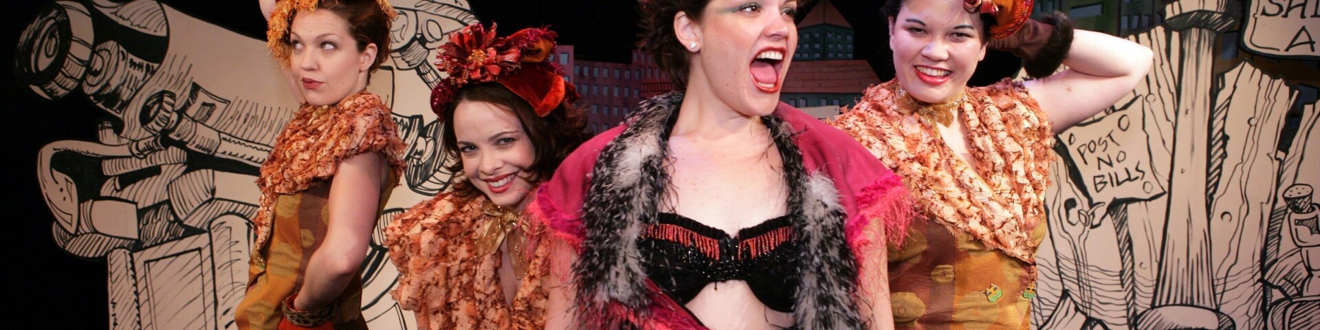 Orlando caracterizando cenas de teatro e arte performática assim como um pequeno grupo de pessoas