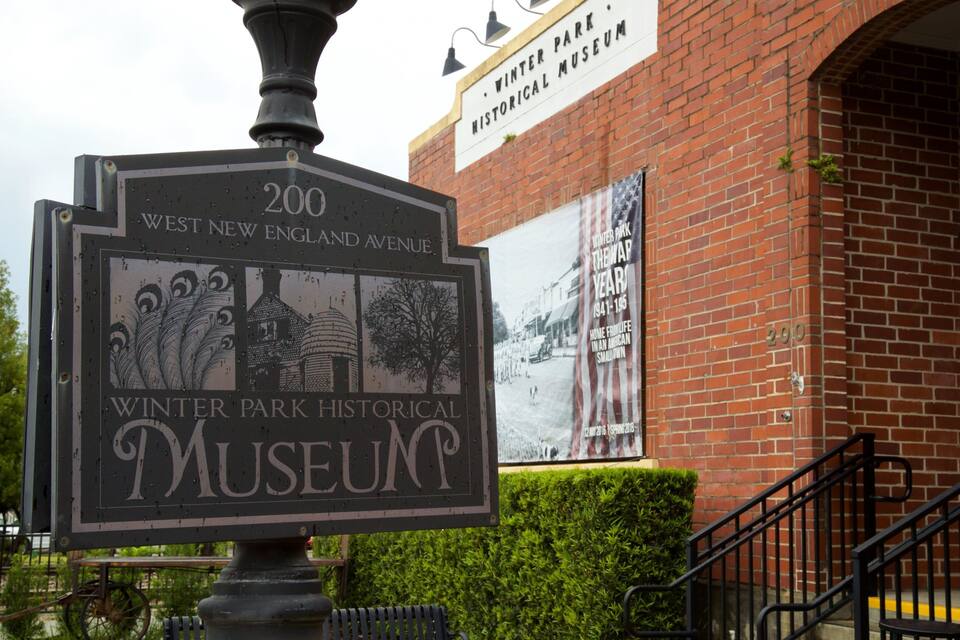 Naamplaatje voor het Winter Park Historical Museum, New England Avenue 200.