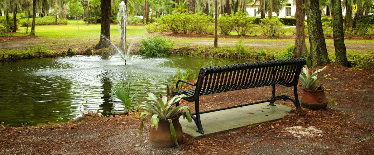 Kraft Azalea Gardens showing a fountain, a park and a pond