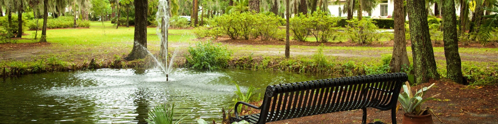 Kraft Azalea Gardens showing a fountain, a park and a pond