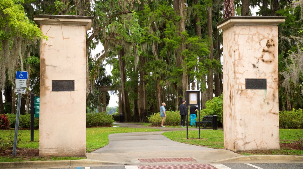 Kraft Azalea Gardens featuring a garden