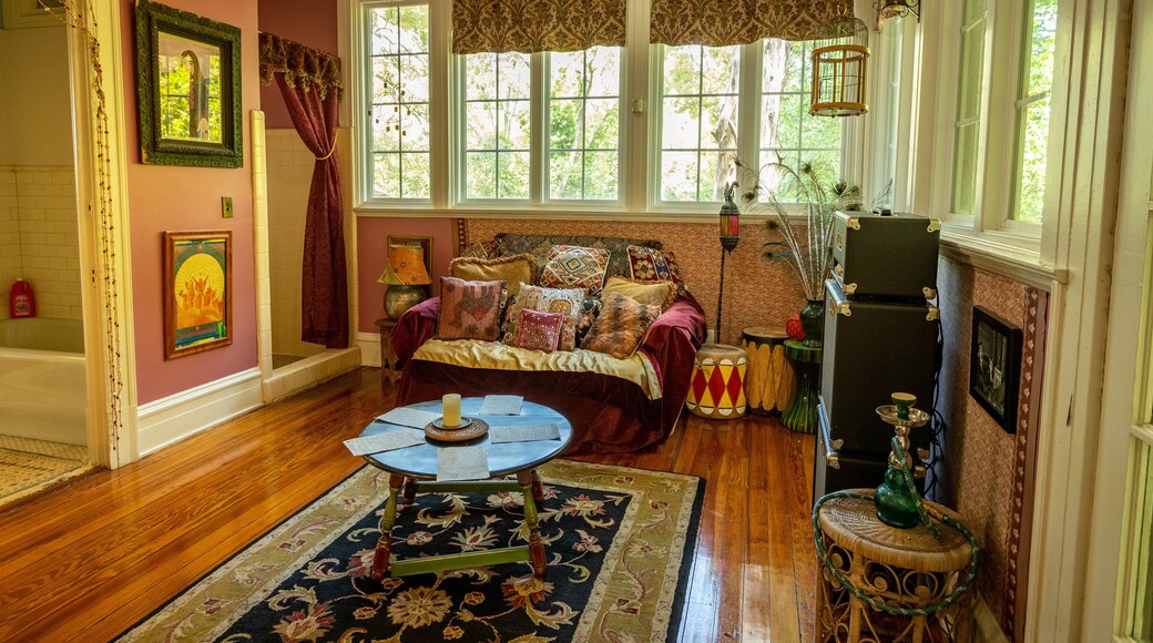 The Allman Brothers Band Museum at the Big House featuring a house and interior views