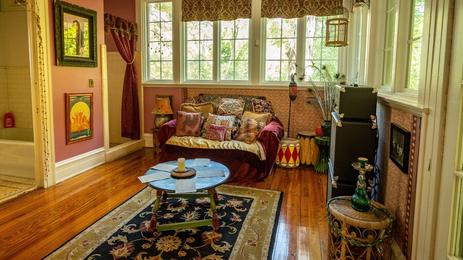 The Allman Brothers Band Museum at the Big House featuring a house and interior views