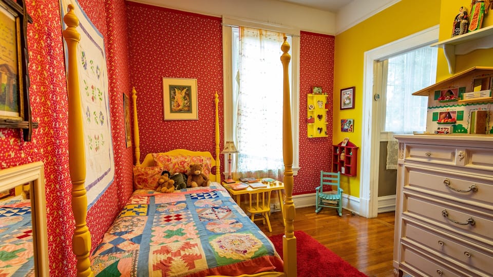 The Allman Brothers Band Museum at the Big House featuring interior views and a house