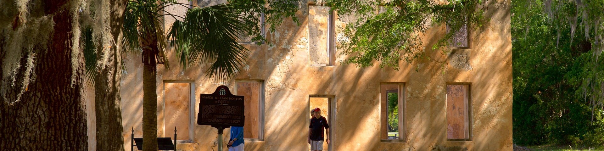 Lugar histórico Horton House ofreciendo un jardín, ruinas de edificios y elementos patrimoniales