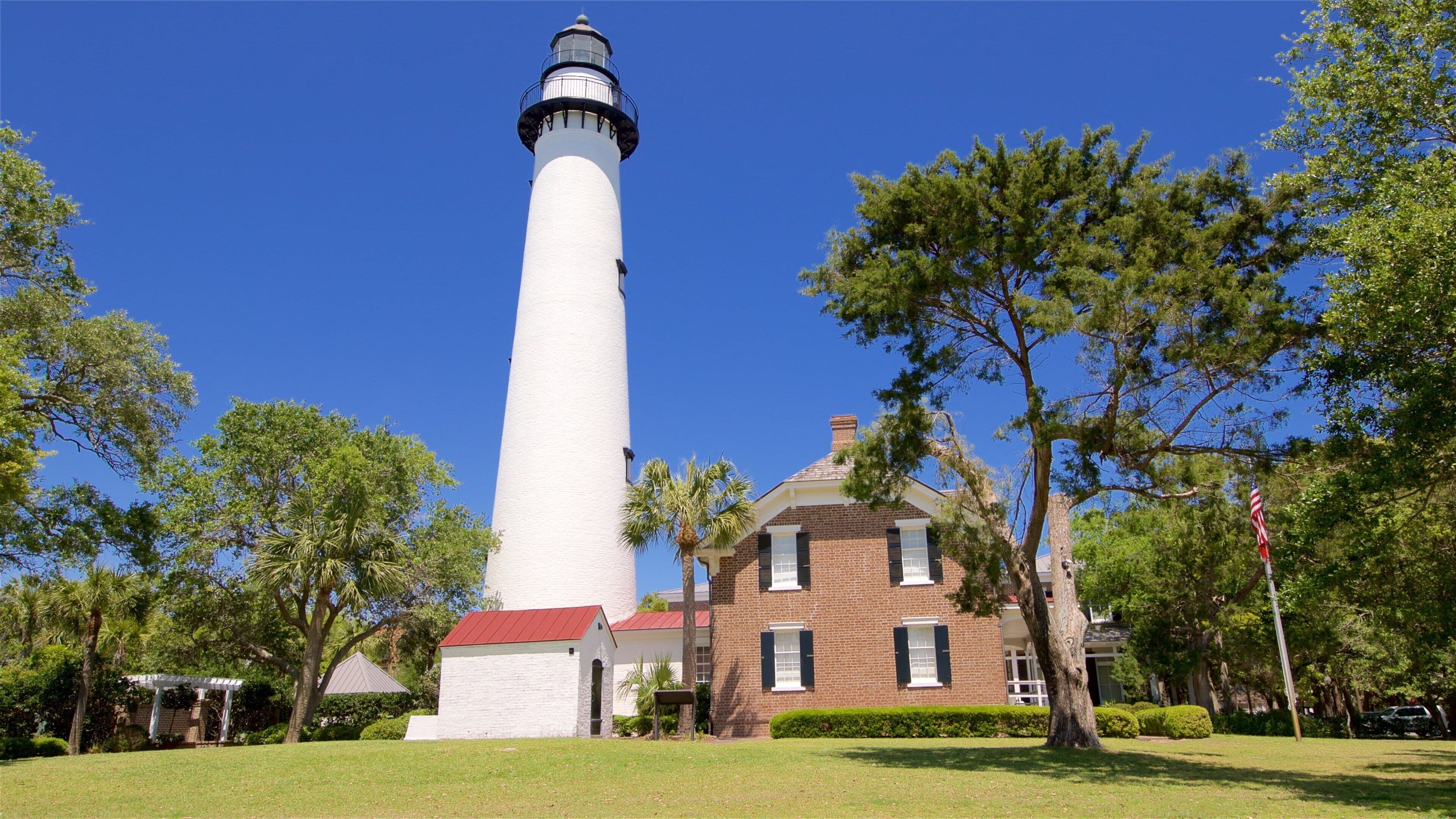 St. Simons Lighthouse Museum featuring a lighthouse and a garden