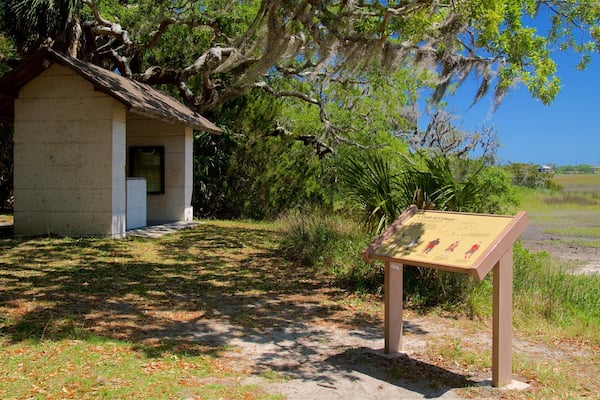 Bloody Marsh Battle Site ofreciendo señalización, un parque y escenas tranquilas