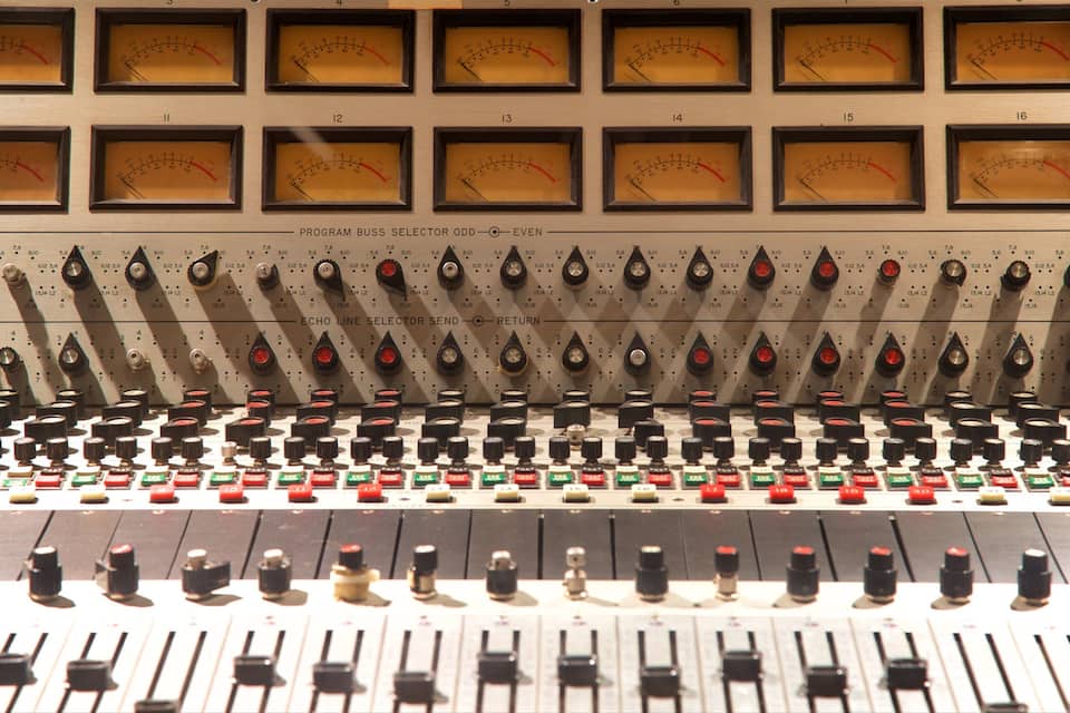Un panel de control con múltiples indicadores, interruptores y manómetros.