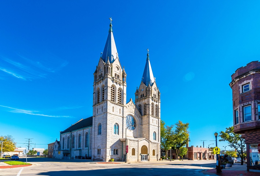 Una iglesia histórica con dos torres altas y un gran reloj.