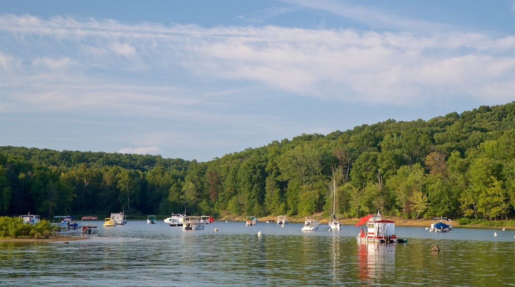 Monroe Lake mostrando um lago ou charco e uma baía ou porto