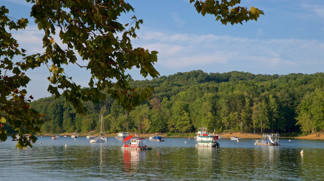 Monroe Lake som inkluderar en å eller flod och en hamn eller havsbukt