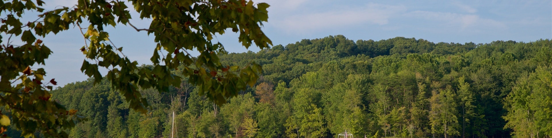Monroe Lake mostrando um rio ou córrego e uma baía ou porto