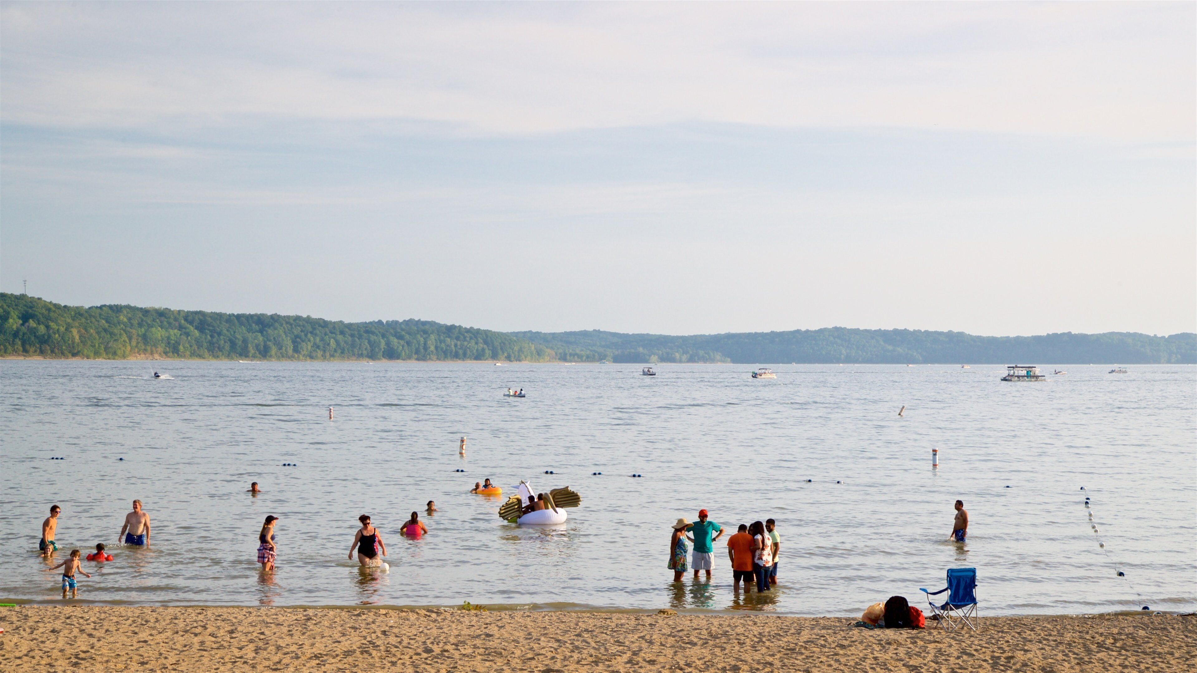Monroe Lake caracterizando uma praia, natação e um lago ou charco
