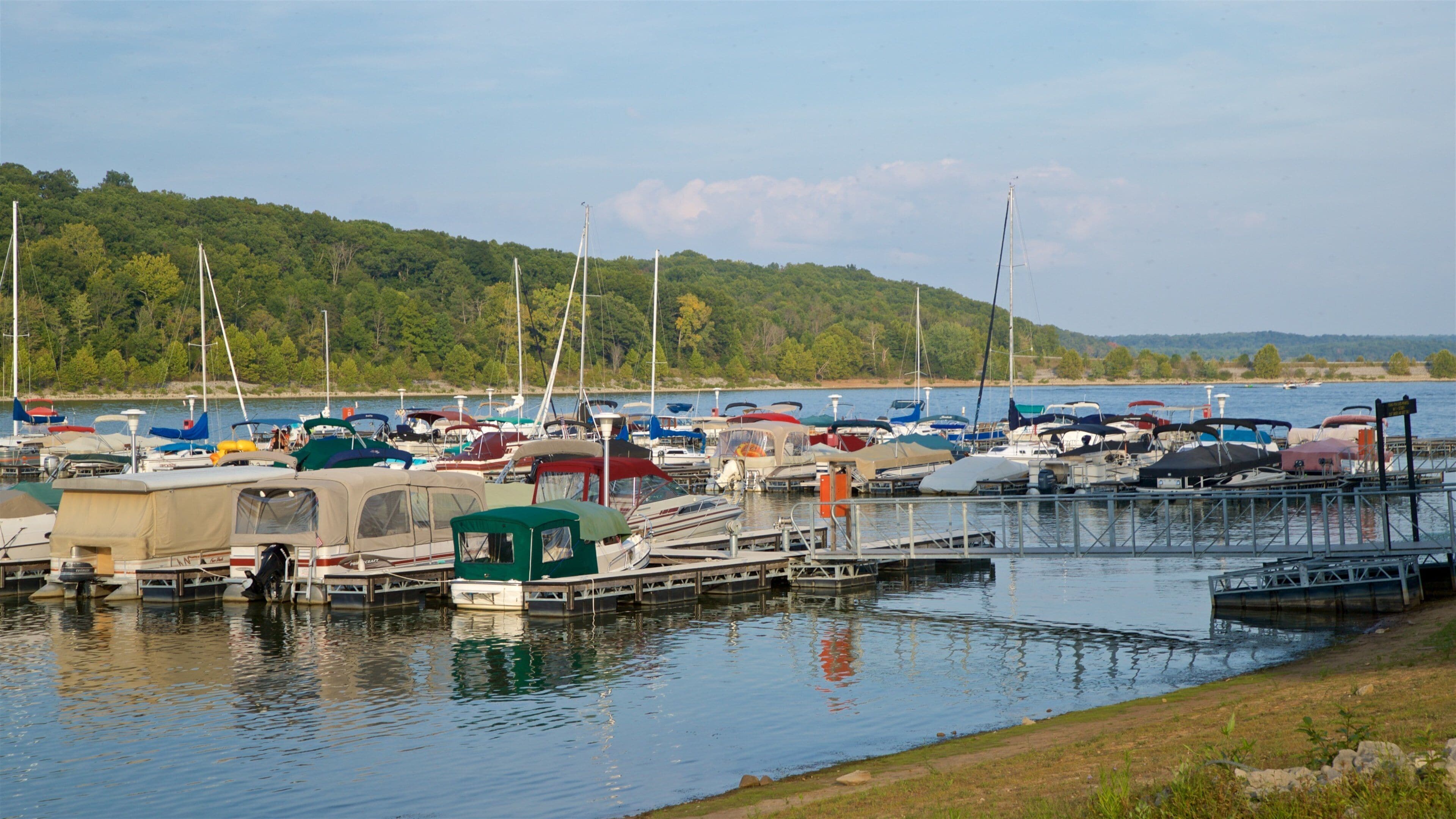 Monroe Lake caracterizando uma baía ou porto e um rio ou córrego