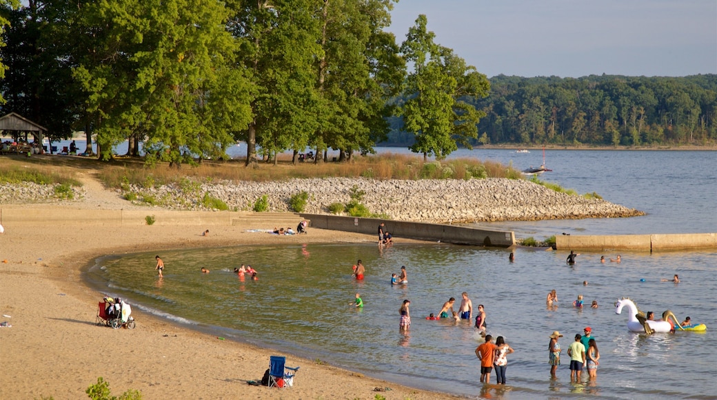 Monroe Lake caracterizando um lago ou charco, uma praia de areia e natação